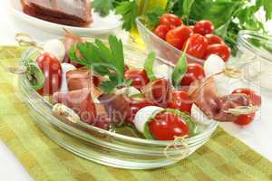 Tomaten-Mozarella-Schinken-Spieße mit Petersilie