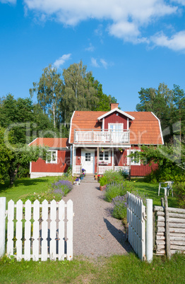 Rotes schwedisches Holzhaus