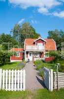 Rotes schwedisches Holzhaus