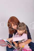 Die Mutter und die Tochter lesen ein Buch