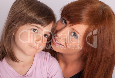 Die junge Mutter kuschelt mit ihrer Tochter