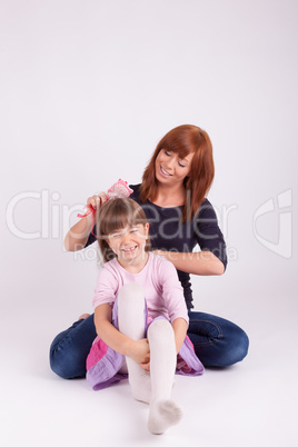 Die Mutter bürstet der Tochter die Haare