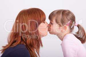 Die Mutter gibt ihrer Tochter einen Kuss