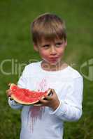 Kind isst eine Wassermelone
