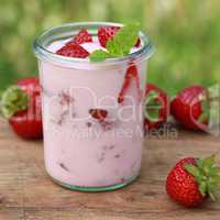 Erdbeerjoghurt im Glas