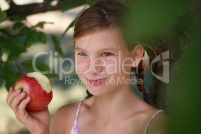 Mädchen isst einen Apfel