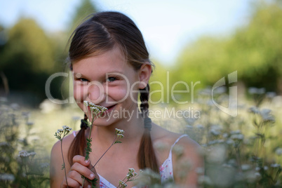 Mädchen auf einer Blumenwiese