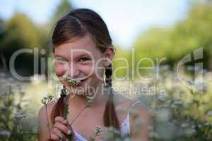 Mädchen auf einer Blumenwiese