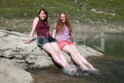 Junge Frauen entspannen am See