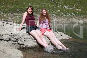 Junge Frauen entspannen am See
