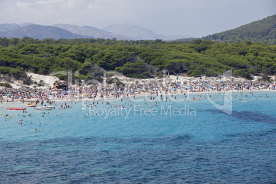 blaues meer mit blauem himmel und landschaft im sommer