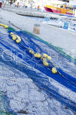 Fischernetz  mit leinen und seilen am schiff am kai im hafen im