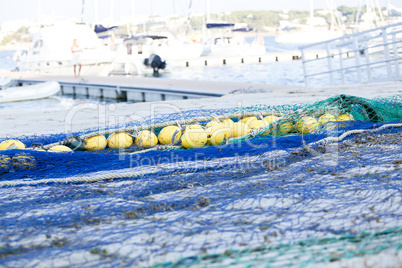 Fischernetz  mit leinen und seilen am schiff am kai im hafen im