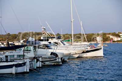 fischerboot im hafen am kai im wasser