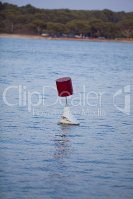 fischerboot im hafen am kai im wasser