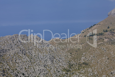 schöne Landschaft panorama mit Bergen wasser meer und blauem hi