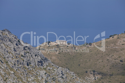 schöne Landschaft panorama mit Bergen wasser meer und blauem hi