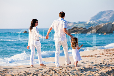 glückliche junge familie mit kleiner Tochter am Strand am wasse