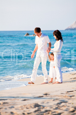 glückliche junge familie mit kleiner Tochter am Strand am wasse