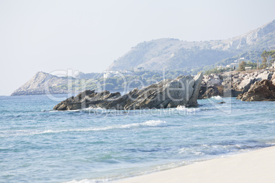 blaues meer mit blauem himmel und landschaft im sommer