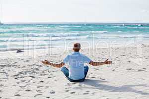 Junger mann entspannt am Strand am Wasser im Sommer