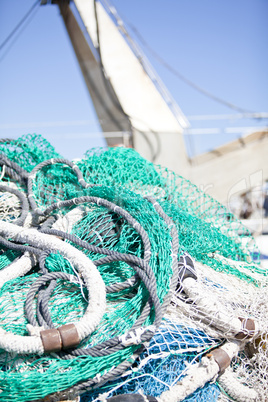 Fischernetz  mit leinen und seilen am schiff am kai im hafen im