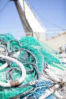 Fischernetz  mit leinen und seilen am schiff am kai im hafen im