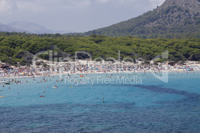 blaues meer mit blauem himmel und landschaft im sommer