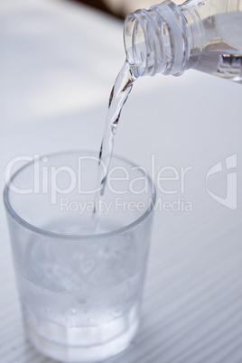 frisches kaltes klares wasser in einer flasche und einem Glas