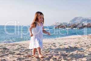 kleines süßes mädchen spielt lachen am Strand im Sommer