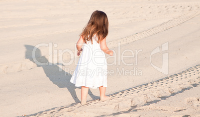 kleines süßes mädchen spielt lachen am Strand im Sommer