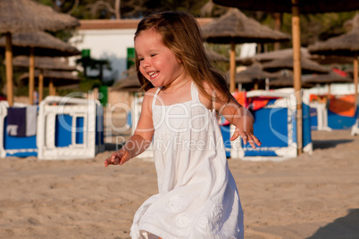 kleines süßes mädchen spielt lachen am Strand im Sommer