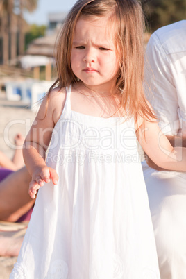 kleines süßes mädchen spielt lachen am Strand im Sommer