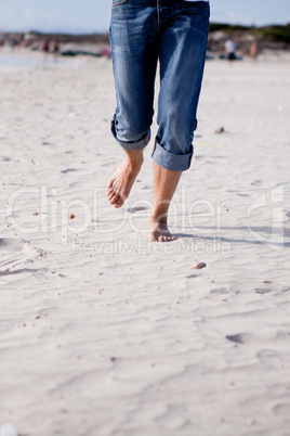 barfuss im sand und wasser am strand im freien im Sommer