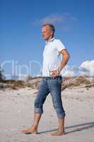 Junger mann entspannt am Strand am Wasser im Sommer