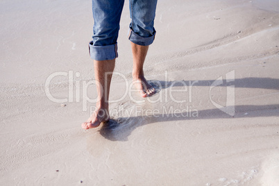 barfuss im sand und wasser am strand im freien im Sommer