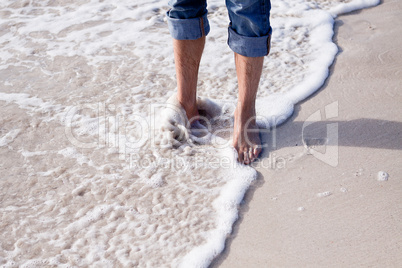 barfuss im sand und wasser am strand im freien im Sommer