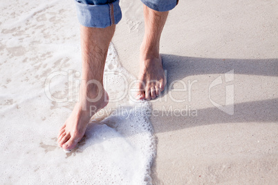 barfuss im sand und wasser am strand im freien im Sommer