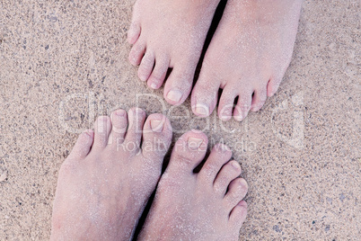 barfuss im sand und wasser am strand im freien im Sommer