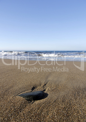 Der Schwarze Stein am Strand