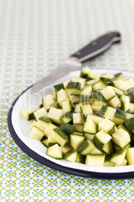 Klein geschnittene Zucchini