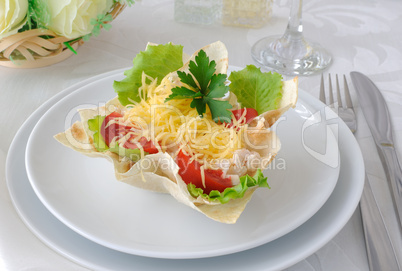 Basket, stuffed with chicken, tomatoes and cheese