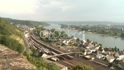 Schienenverkehr am Rhein