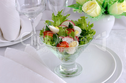 Salad of vegetables with quail eggs