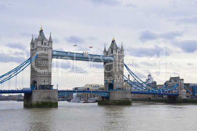 tower bridge on a cloudy day
