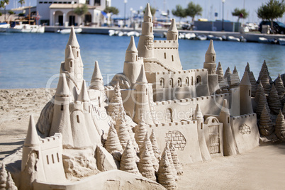 große kreative sandburg am strand im urlaub