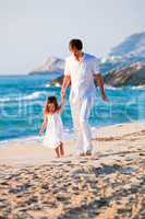 fröhlicher Familien vater mit kleiner Tochter im Urlaub am Stra