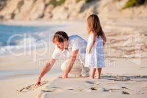 fröhlicher Familien vater mit kleiner Tochter im Urlaub am Stra
