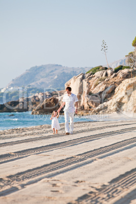 fröhlicher Familien vater mit kleiner Tochter im Urlaub am Stra