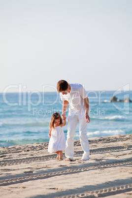 fröhlicher Familien vater mit kleiner Tochter im Urlaub am Stra